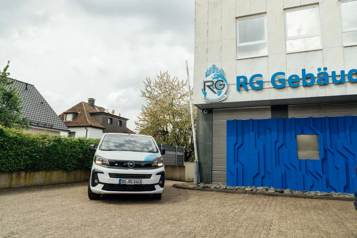 Firmensitz der RG Gebäudereinigung in Dortmund mit Firmenfahrzeug vor dem Gebäude