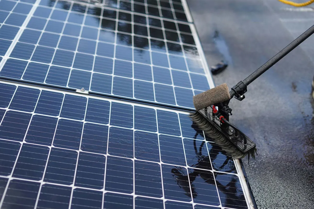 Reinigung eines Solarpanels