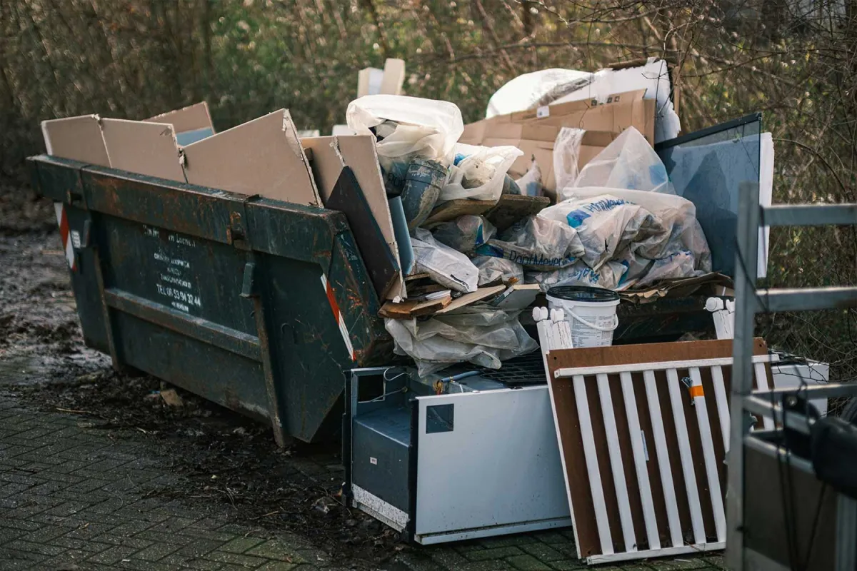 Ein Container voller Sperrmüll